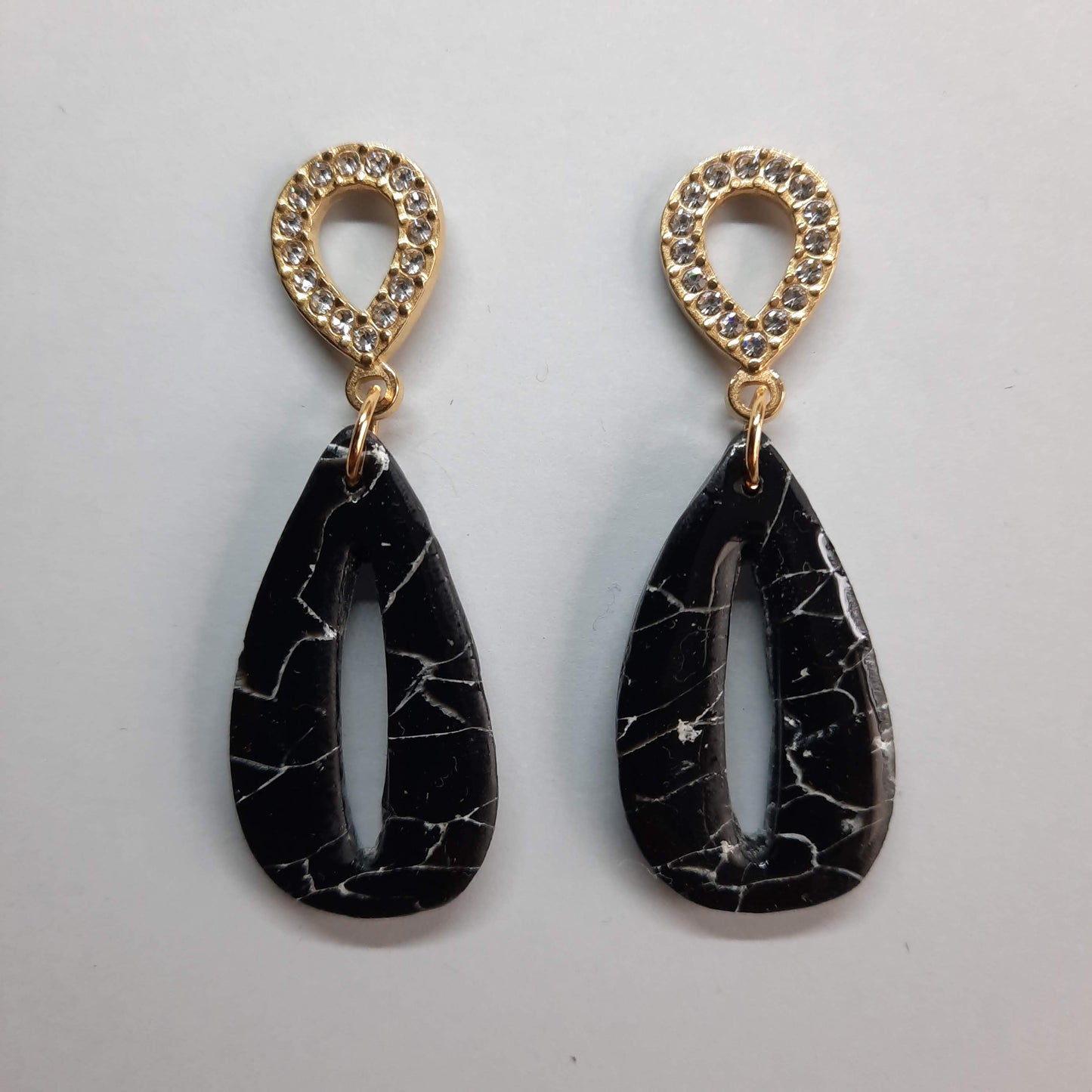 Pendientes España Negro Mármol con Base Dorada y Strass