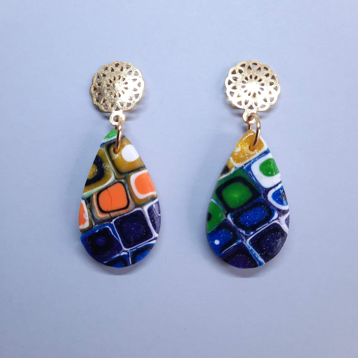 Pendientes Gota Mediano Arcoíris con Base Dorada