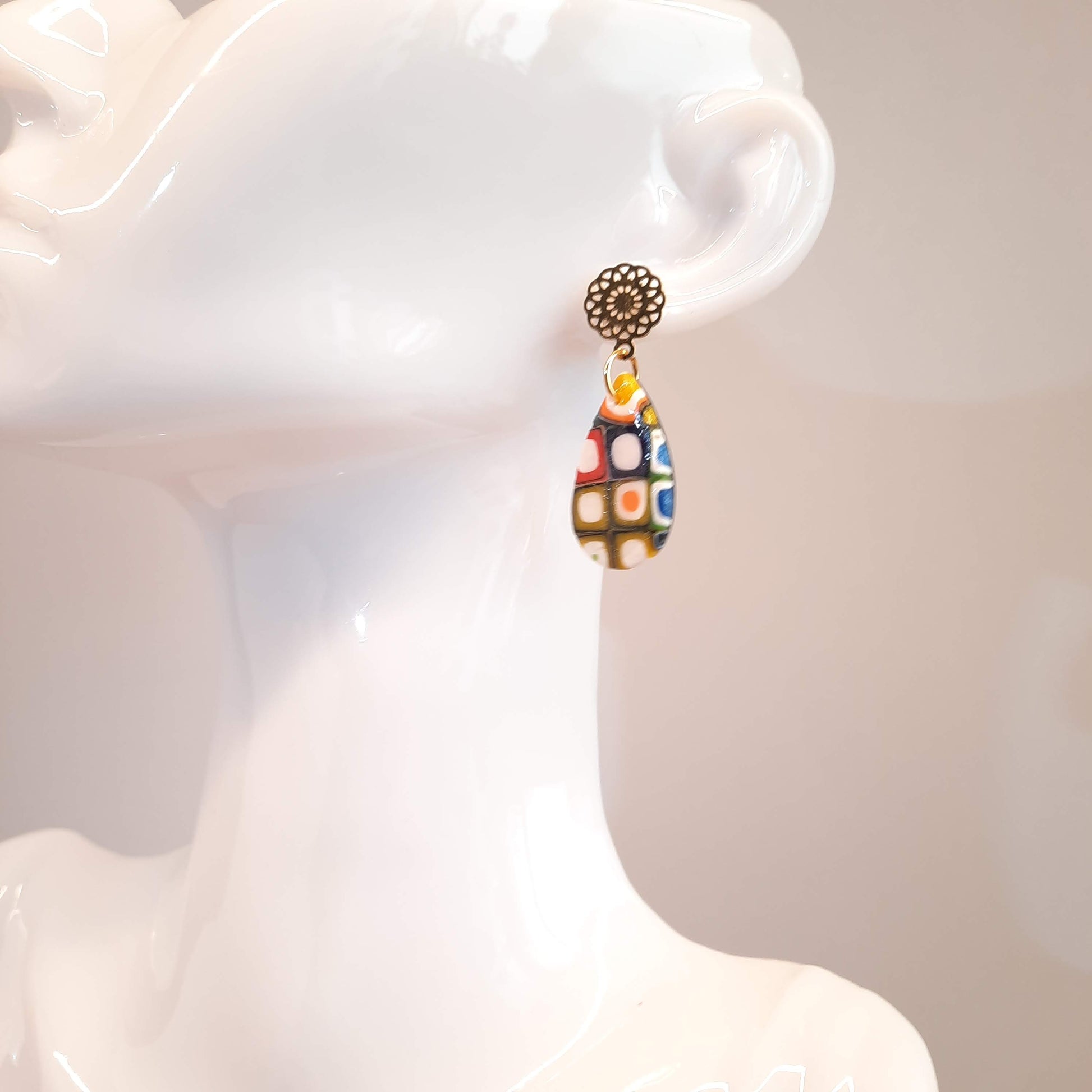 Pendientes Gota Mediano Arcoíris con Base Dorada