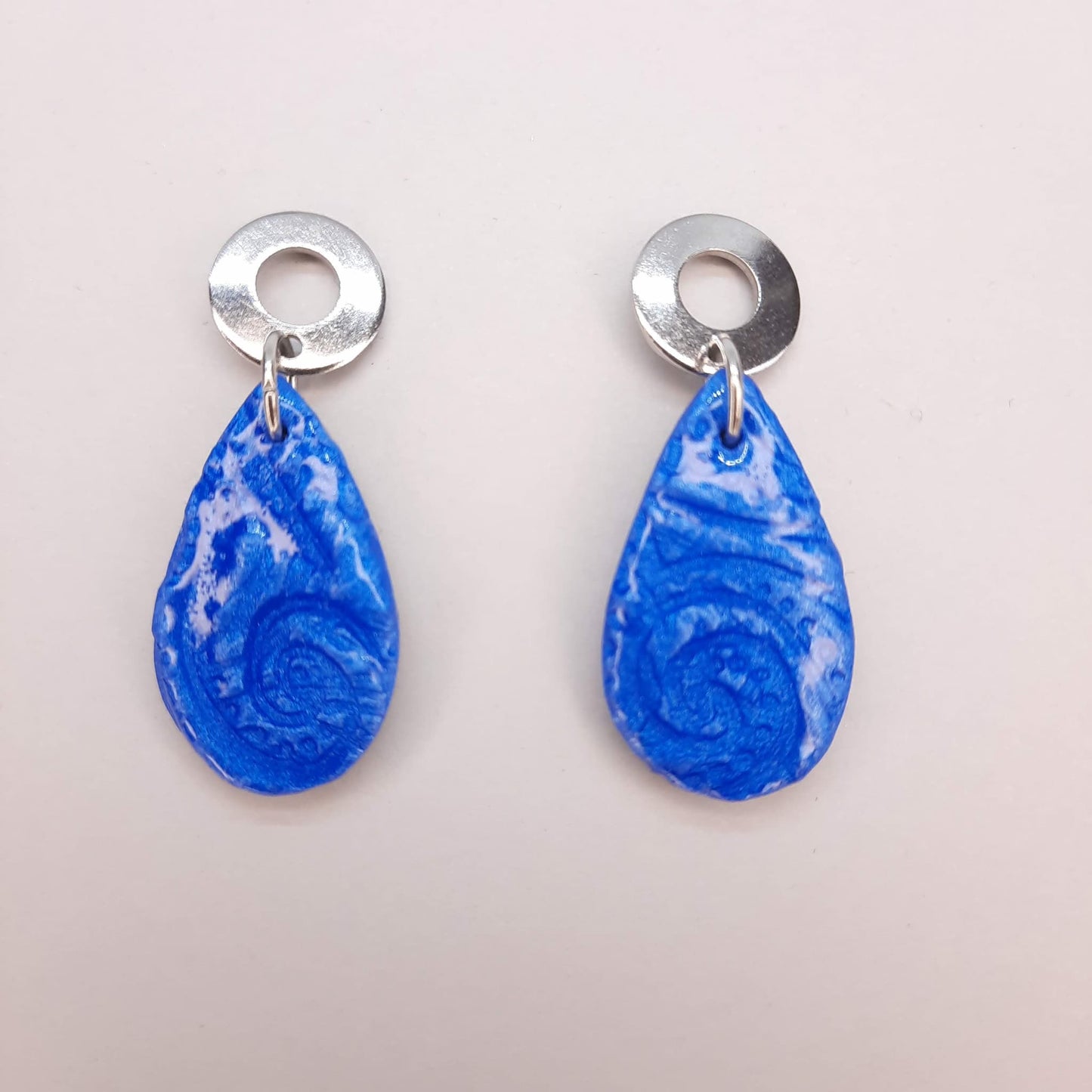 Pendientes Gota Medianos Azul con Base Plateada