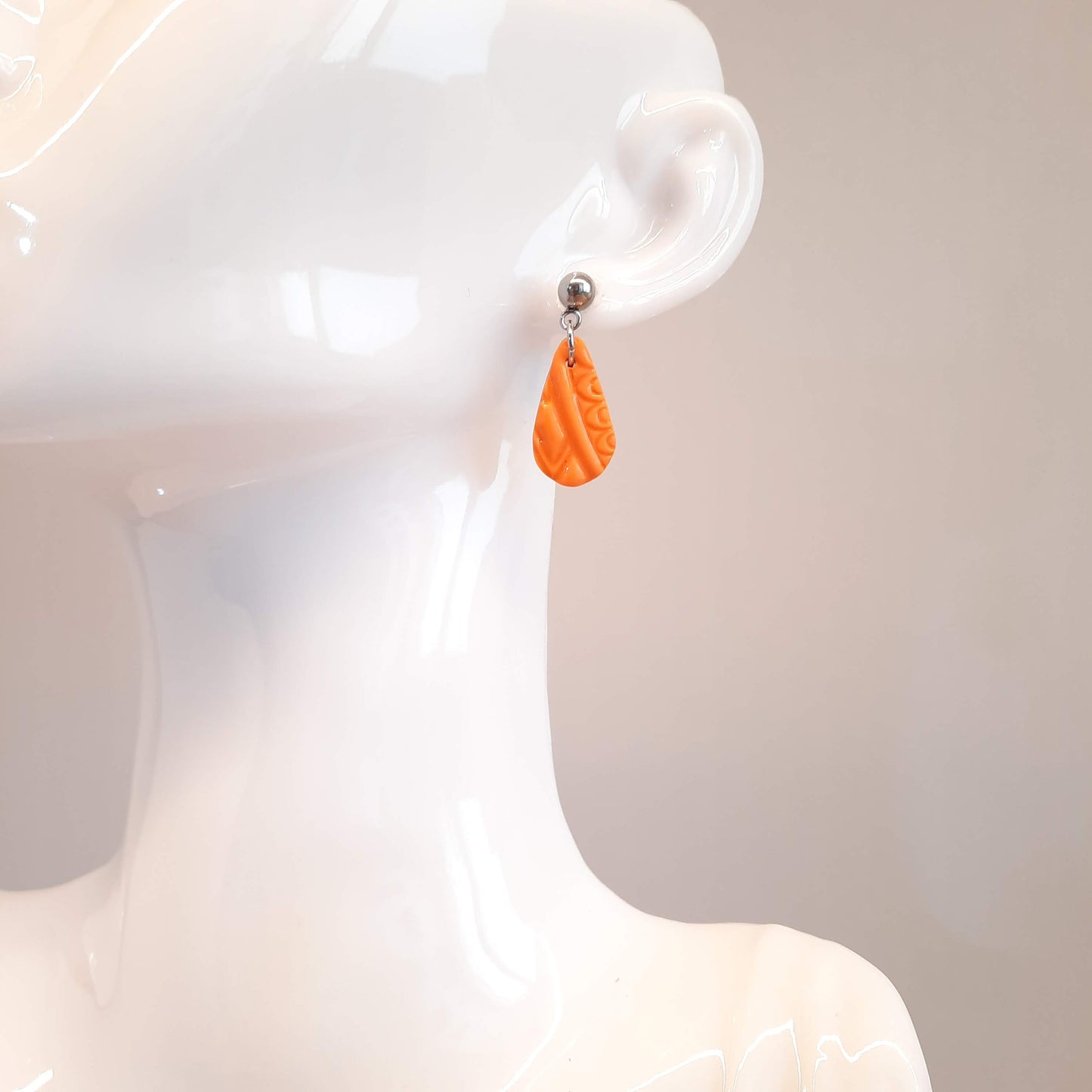 Pendientes Gota Naranja con Base Acero
