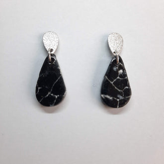 Pendientes Gota Pequeño Negro Mármol con Base Plateada