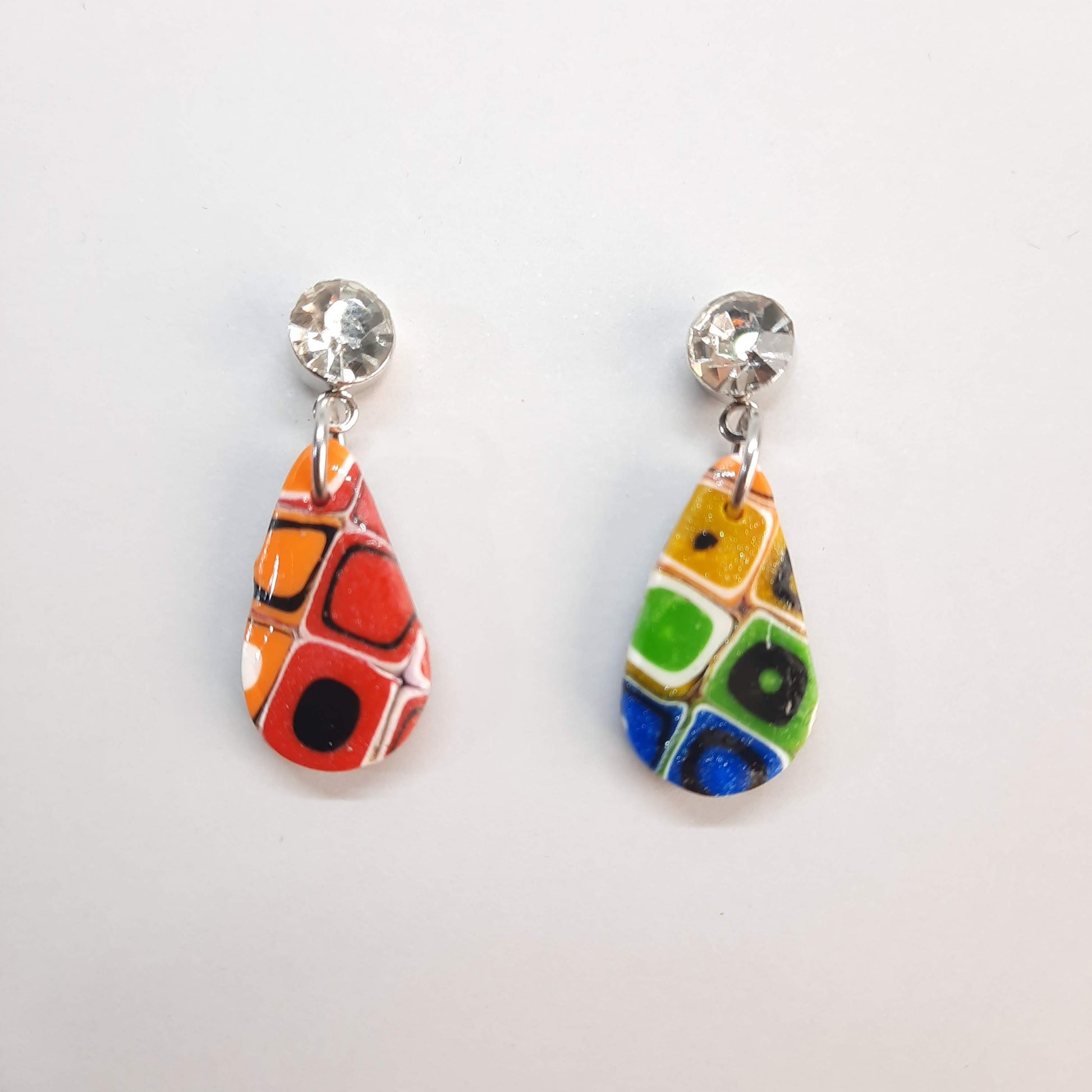 Pendientes Gota Pequeños Arcoíris con Base Plateada Y Strass