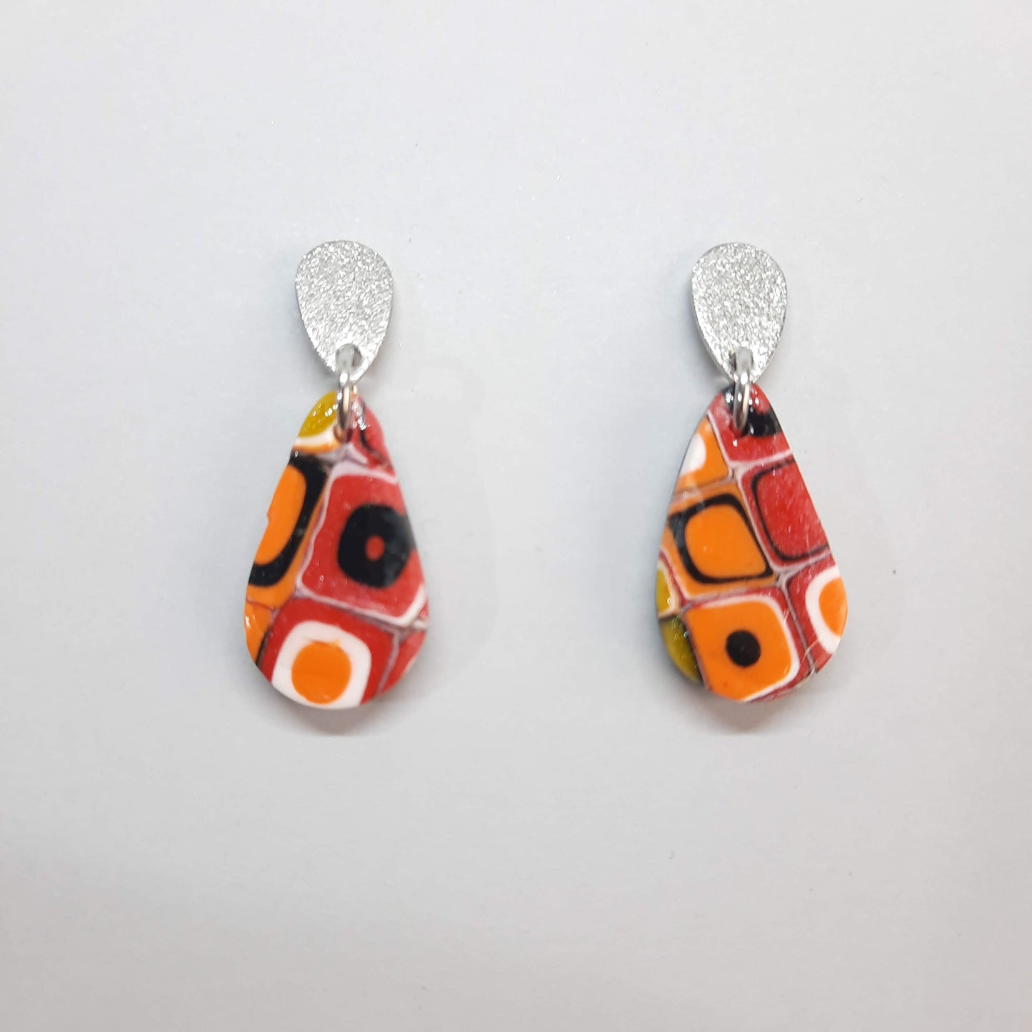 Pendientes Gota Pequeños Arcoíris con Base Plateada