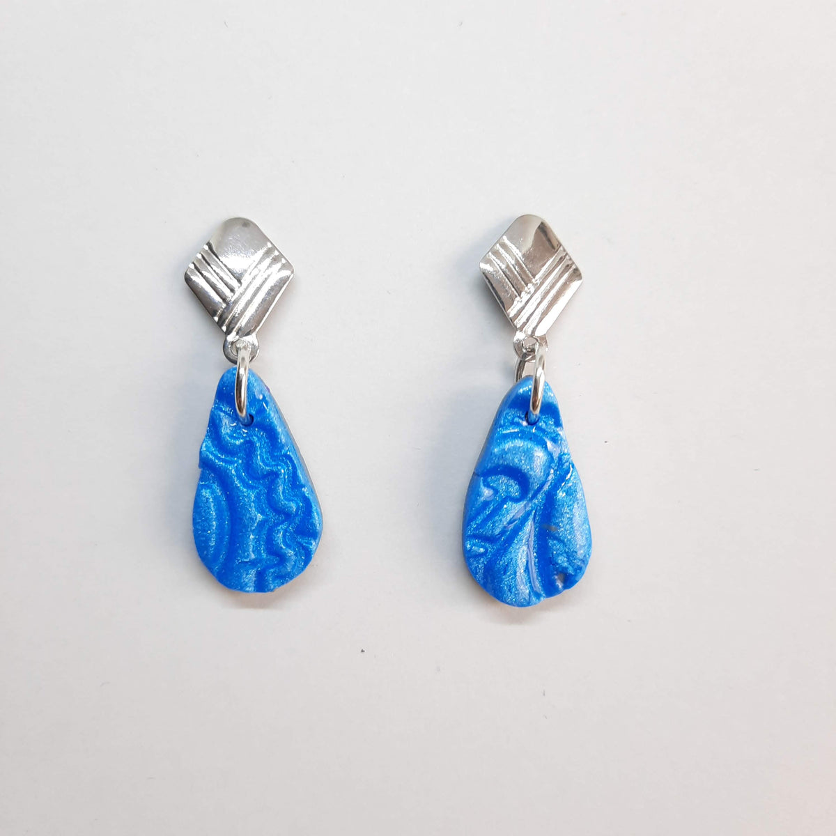 Pendientes Gota Pequeños Azul con Base Plateada