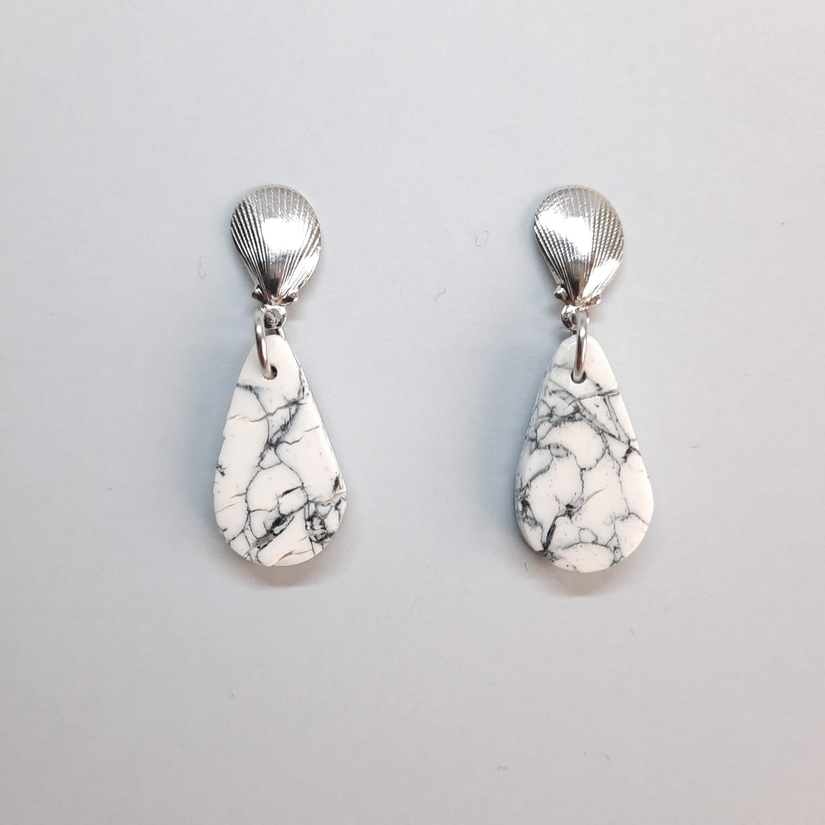 Pendientes Gota Pequenos Blanco Mármol con Base Plateada