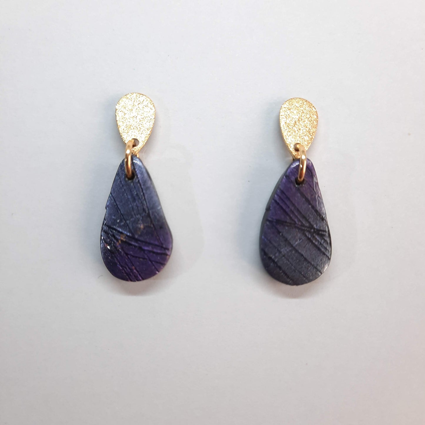 Pendientes Gota Pequeños Labradorita Violeta con Base Dorada