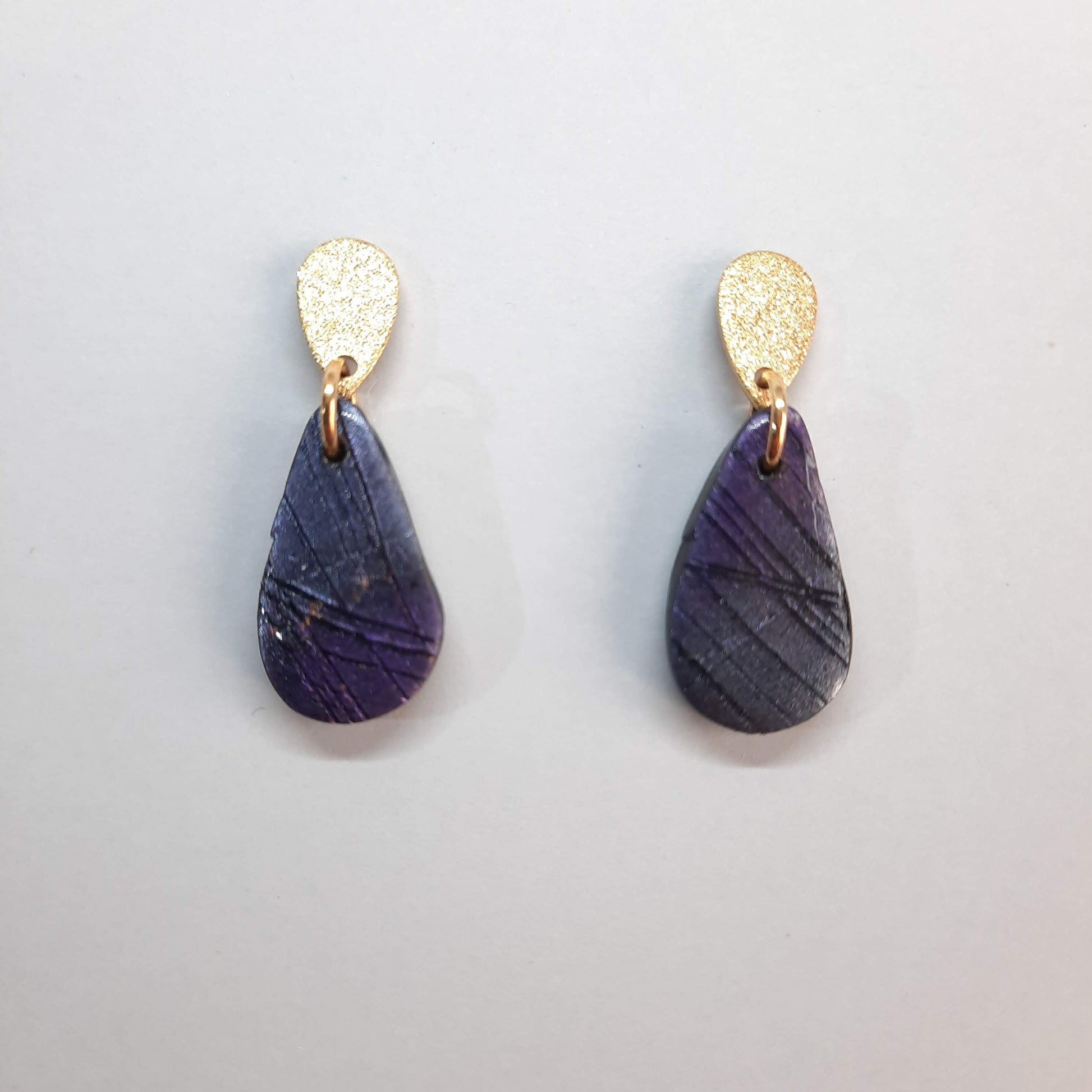 Pendientes Gota Pequeños Labradorita Violeta con Base Dorada