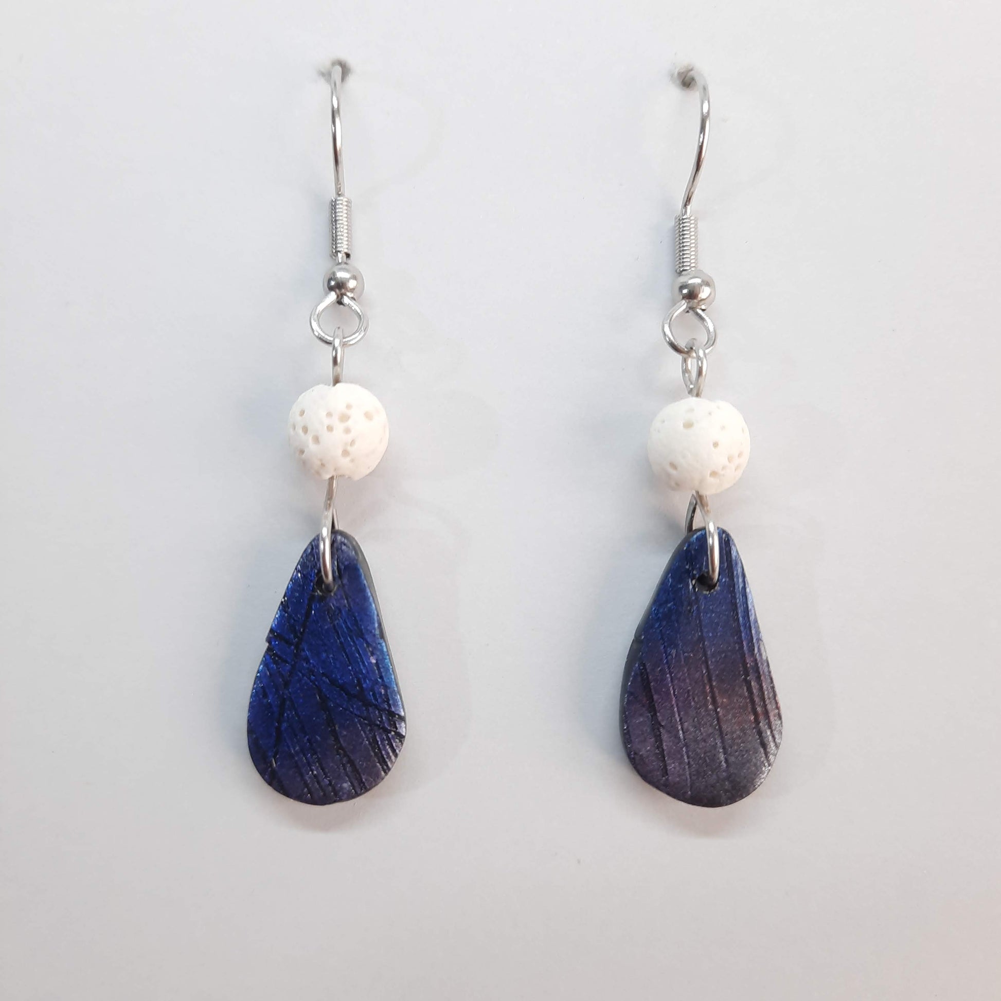 Pendientes Gota Pequeños Labradorita Violeta con Ganchos Plateados y Lava