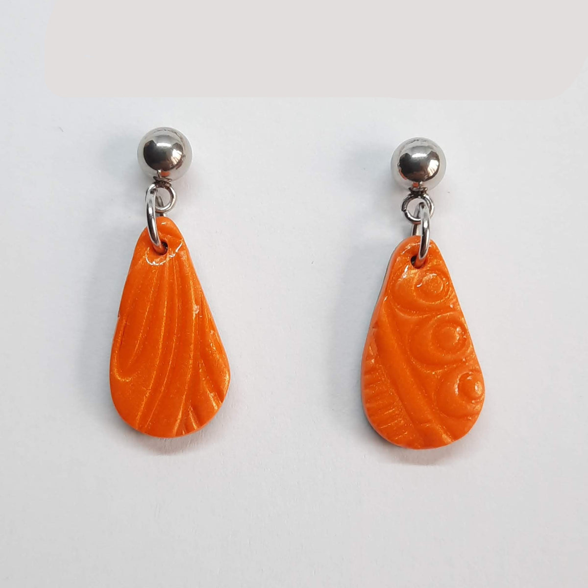 Pendientes Gota Pequeños Naranja con Base Plateada