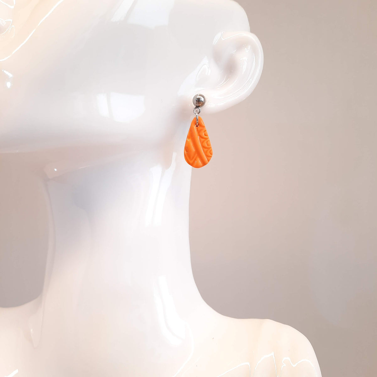 Pendientes Gota Pequeños Naranja con Base Plateada