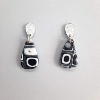 Pendientes Gota Pequeños Negro Blanco con Base Acero