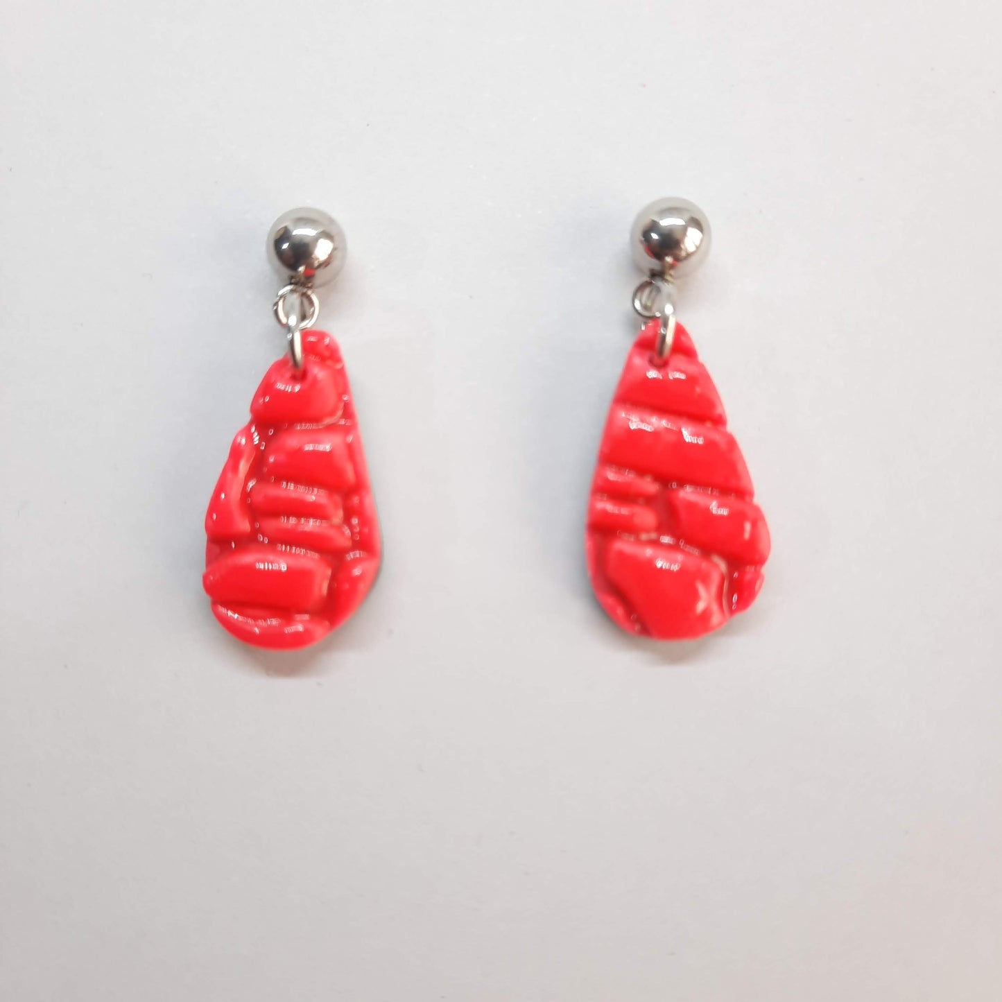 Pendientes Gota Pequeños Rosa Neón Con Base Plateada