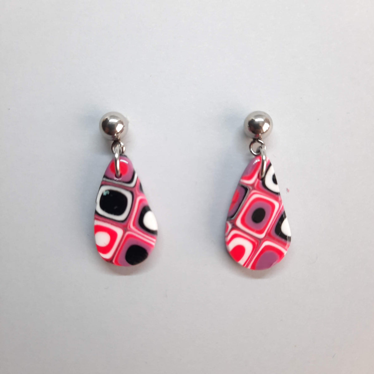 Pendientes Gota Pequeños Rosa Verano con Base Plateada