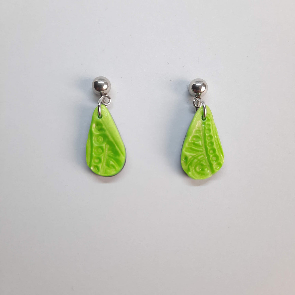 Pendientes Gota Pequeños Verde con Base Plateada
