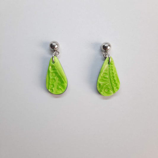 Pendientes Gota Pequeños Verde con Base Acero