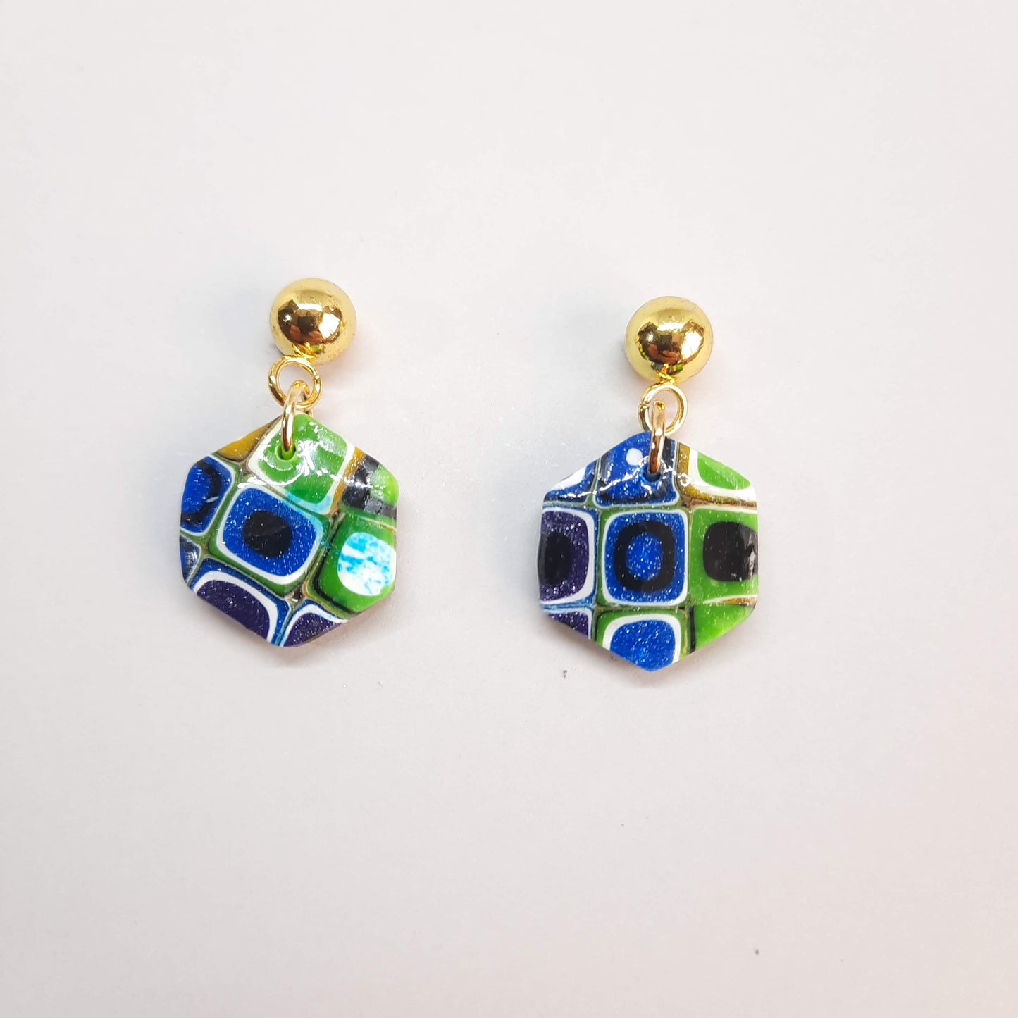Pendientes Hexagonal Arcoíris Con Base Dorada