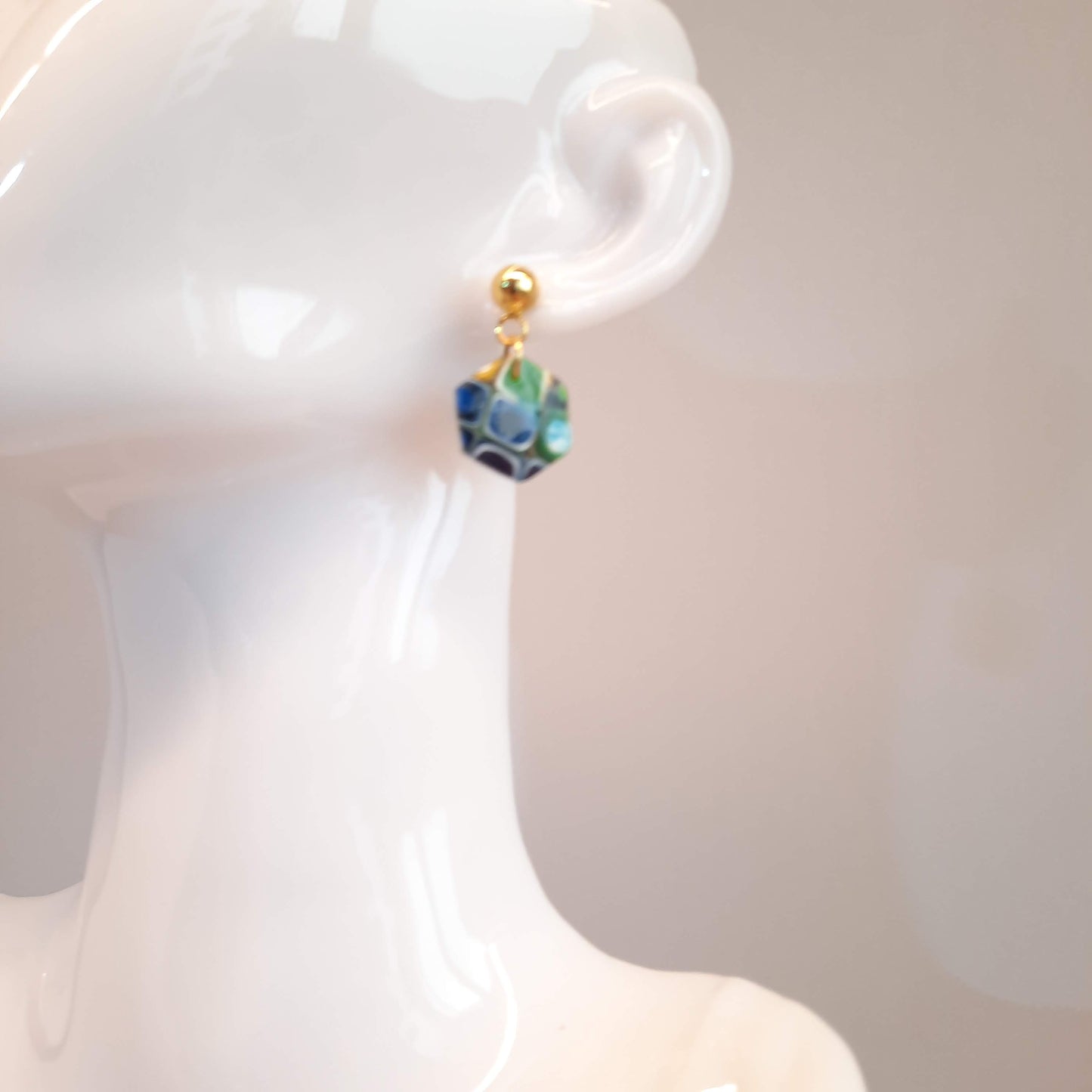 Pendientes Hexagonal Arcoíris Con Base Dorada