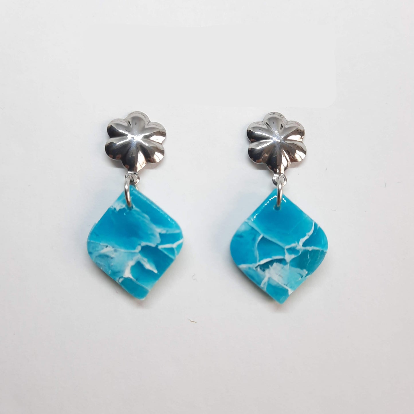 Pendientes India Medianos Aguamarina con Base Plateada