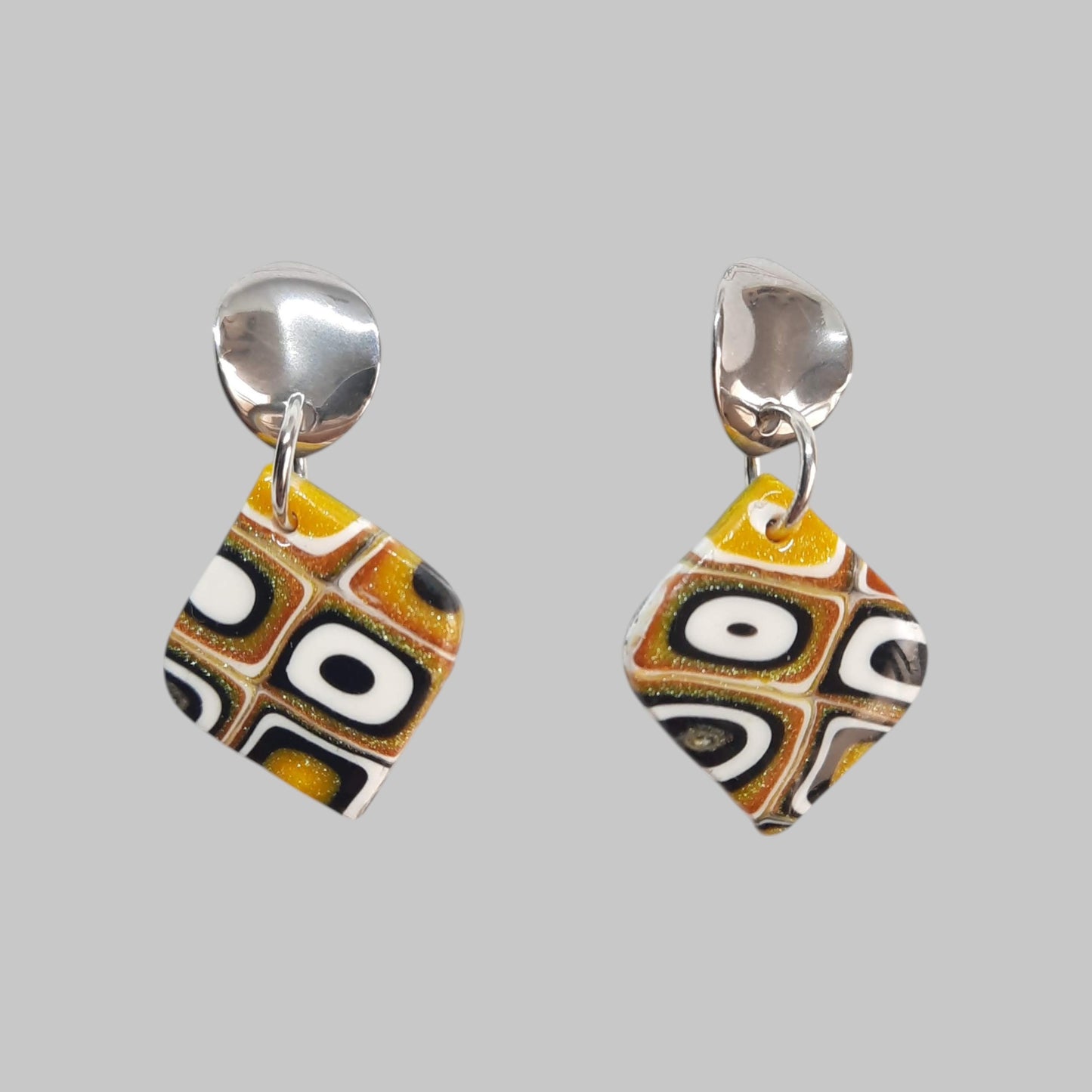 Pendientes India Medianos Amarillo Antiguo con Base Plateada