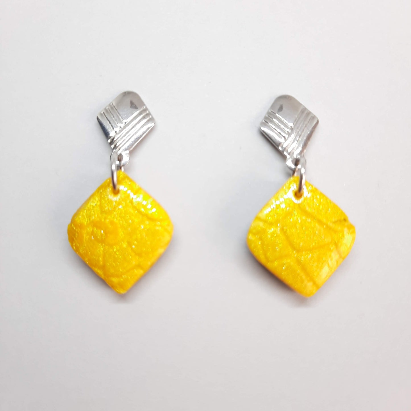 Pendientes India Medianos Amarillos con Base Acero