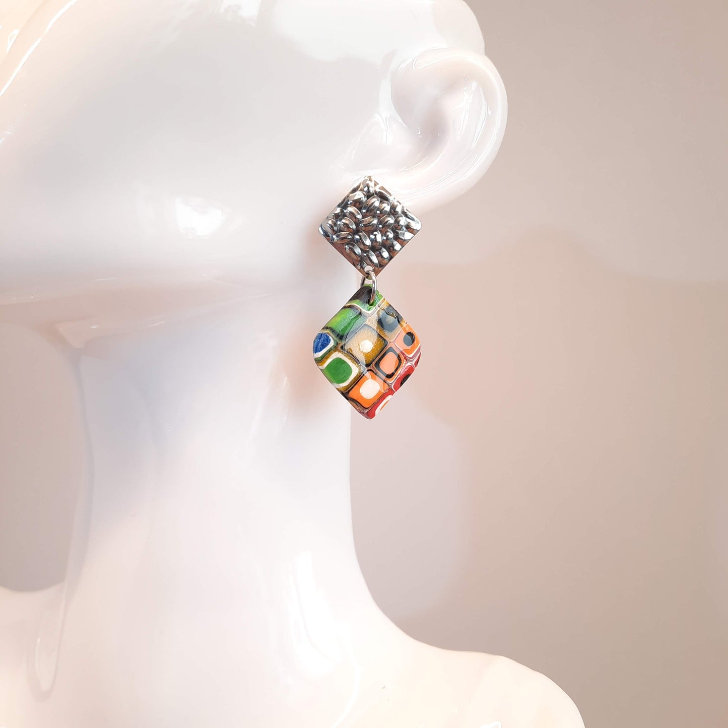 Pendientes India Medianos Arcoíris con Base Acero