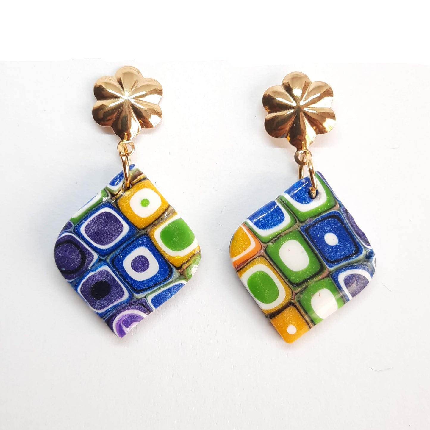 Pendientes India Medianos Arcoíris con Base Dorada