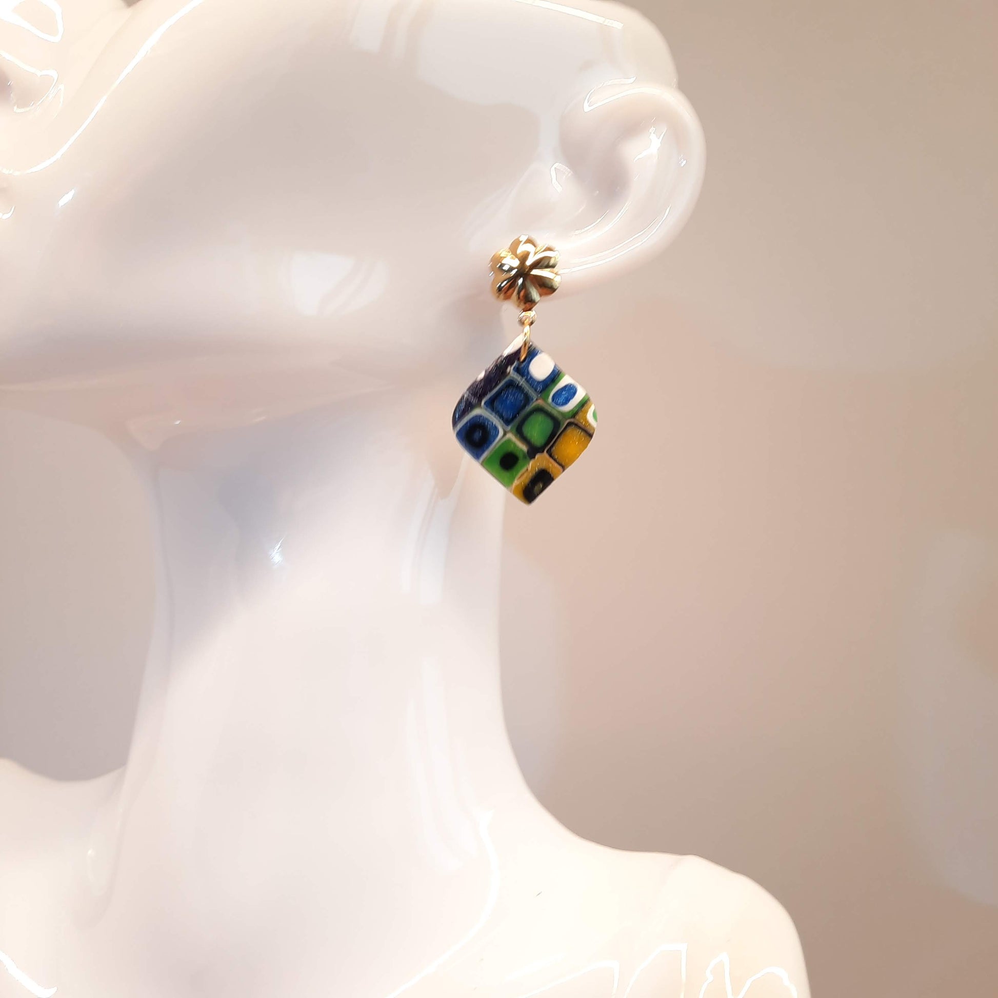 Pendientes India Medianos Arcoíris con Base Dorada