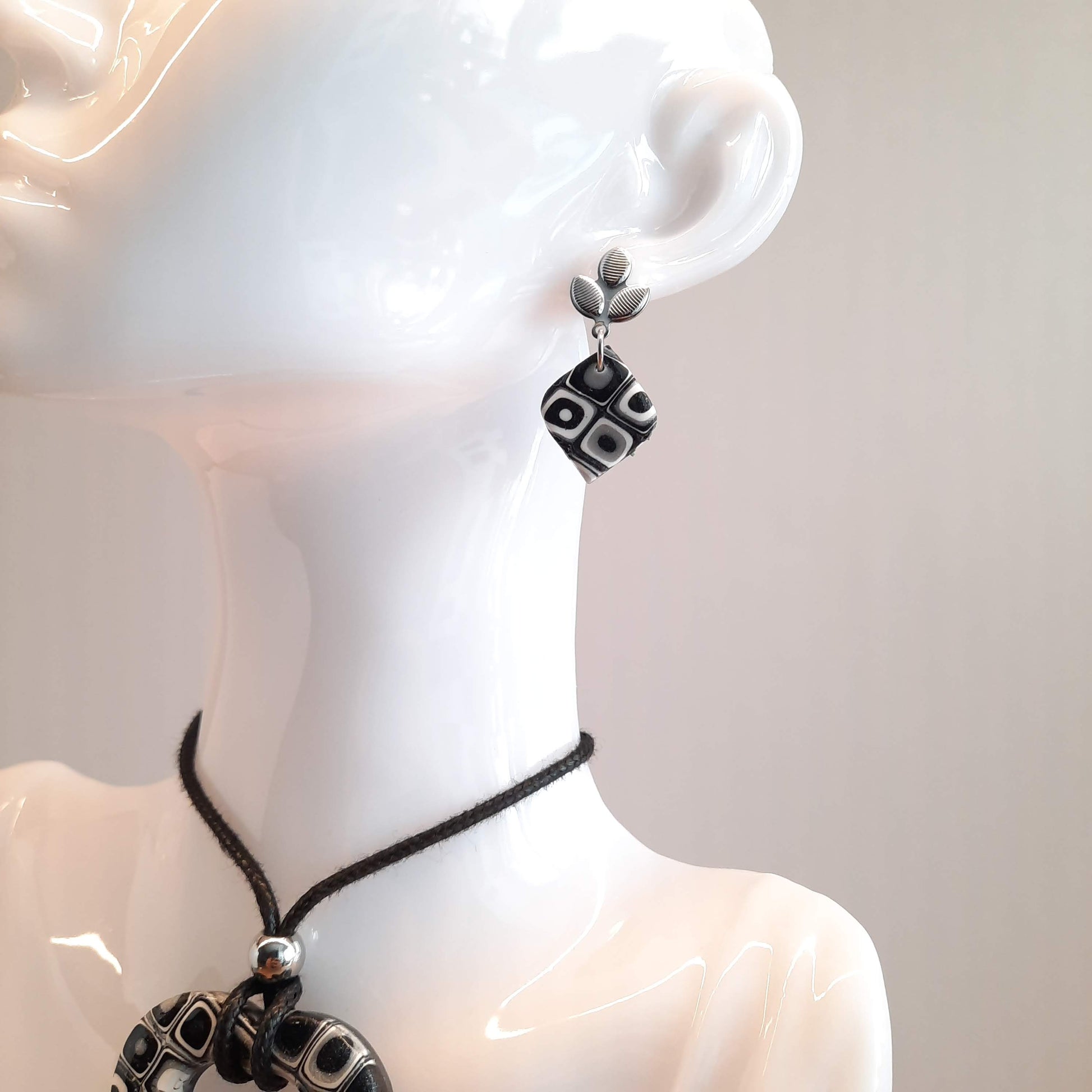 Pendientes India Medianos Negro Mosaico con Base Acero