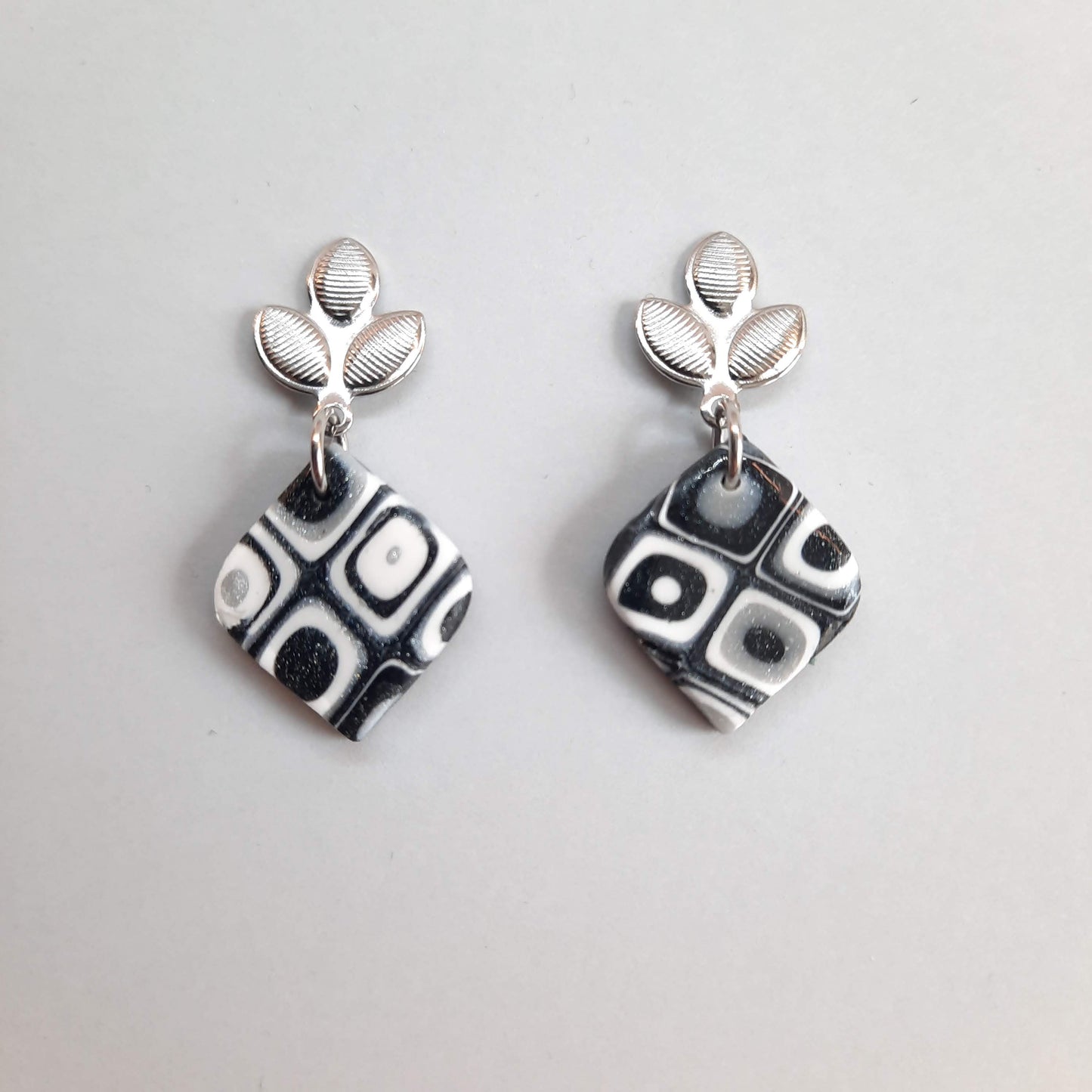 Pendientes India Medianos Negro Mosaico con Base Acero