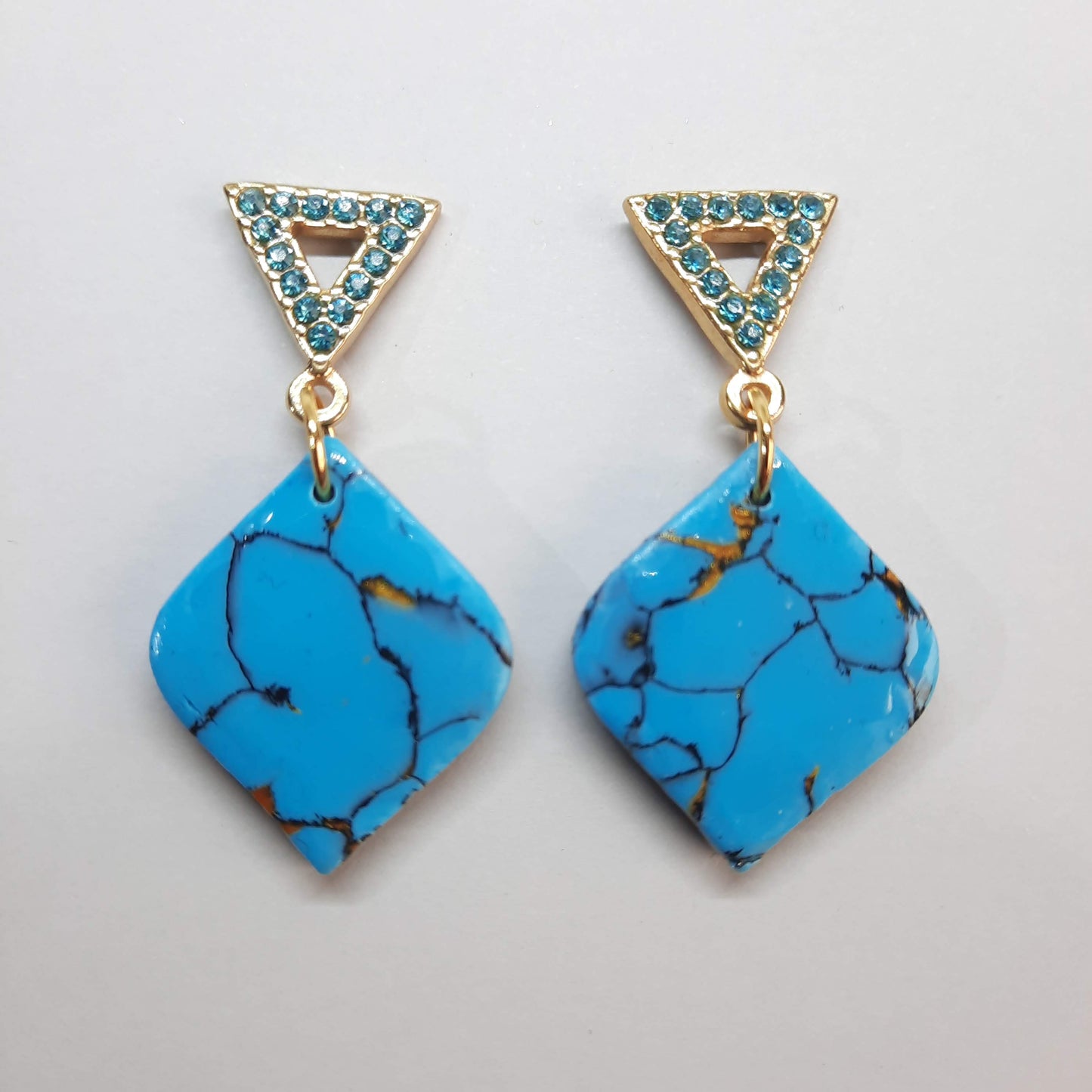 Pendientes India Medianos Turquesa Con Base Dorada Y Strass