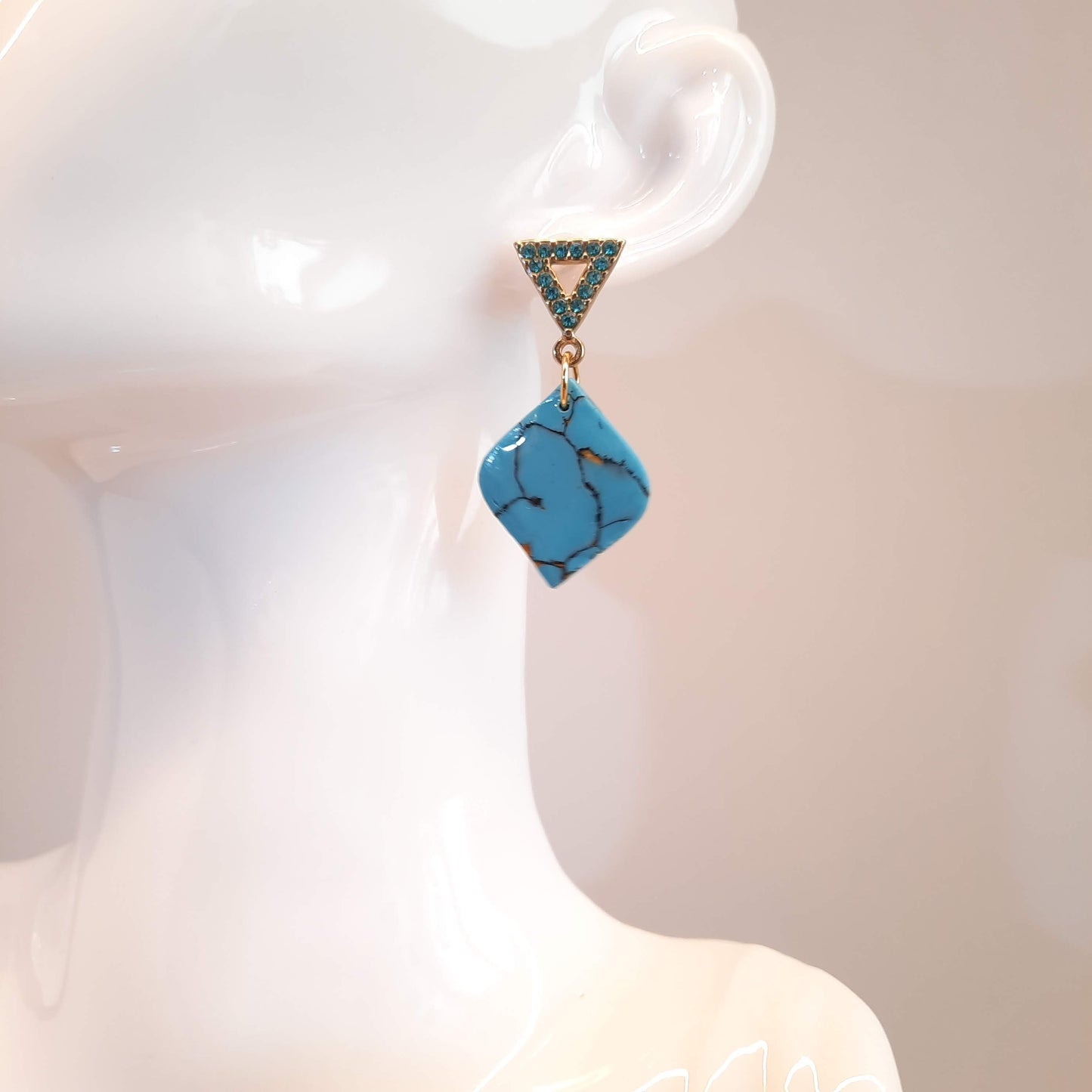 Pendientes India Medianos Turquesa Con Base Dorada Y Strass