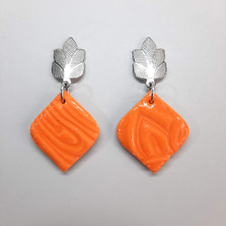 Pendientes India Naranja con Base Plateada