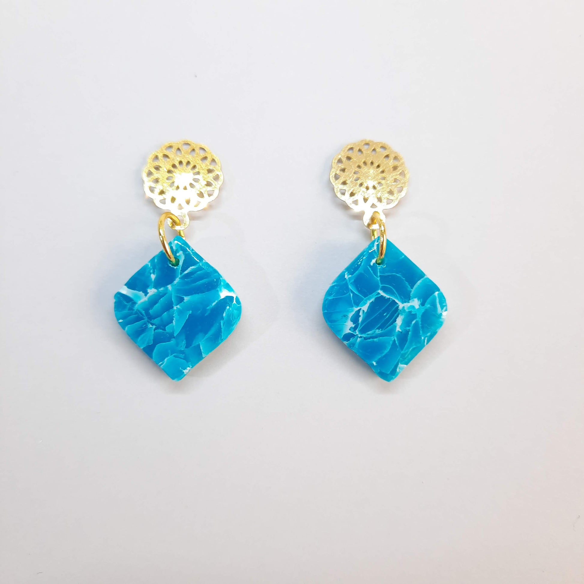 Pendientes India Pequeños Aguamarina con Base Dorada