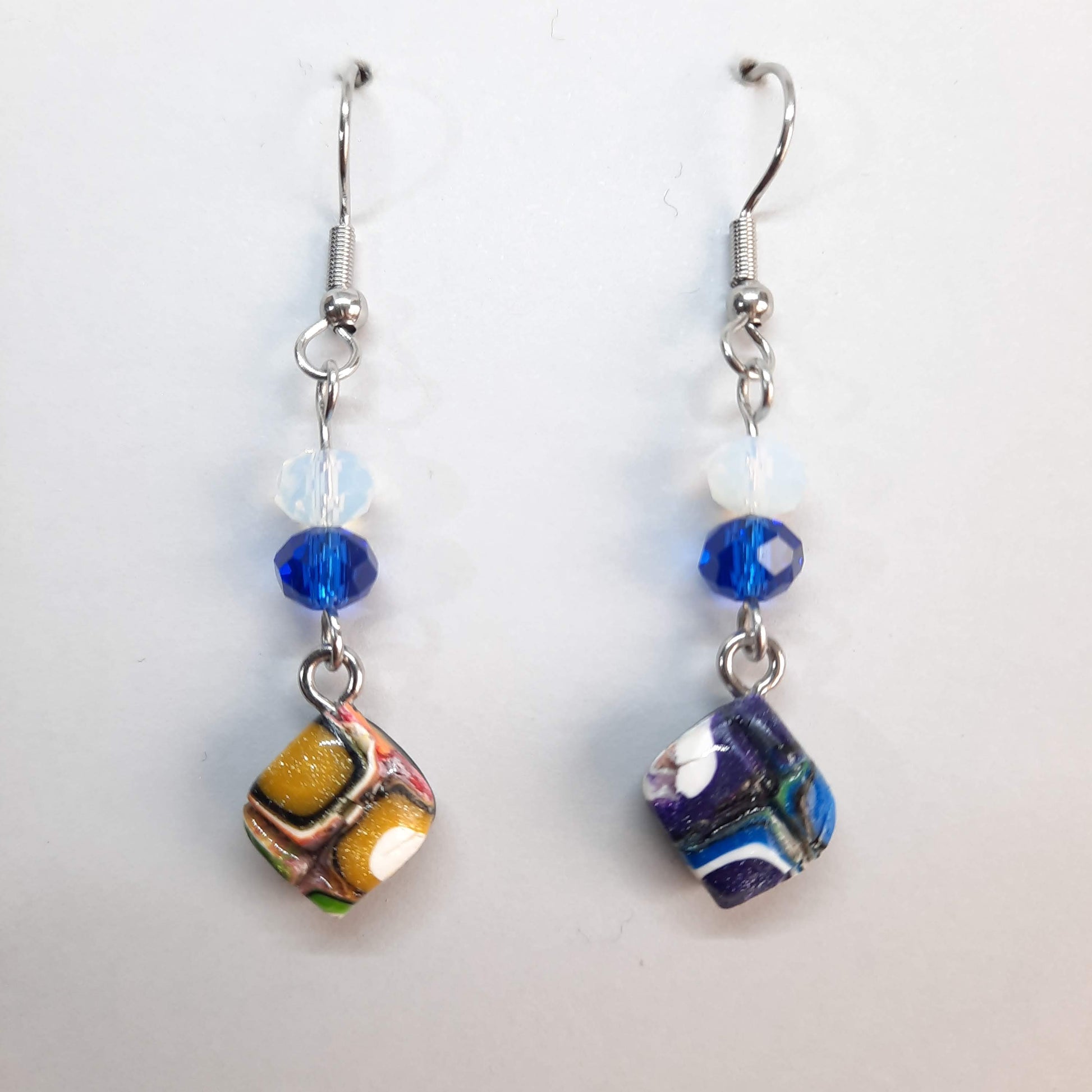 Pendientes India Pequeños Arcoíris Con Ganchos Y Bolitas De Cristal 