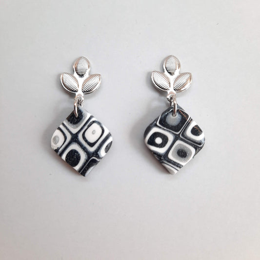 Pendientes India Pequeños Negro Blanco con Base Acero