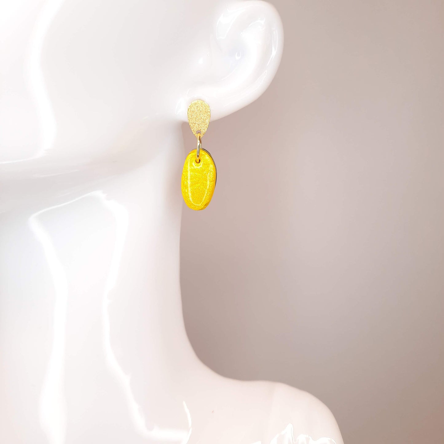 Pendientes Iris Amarillos Con Base Dorada