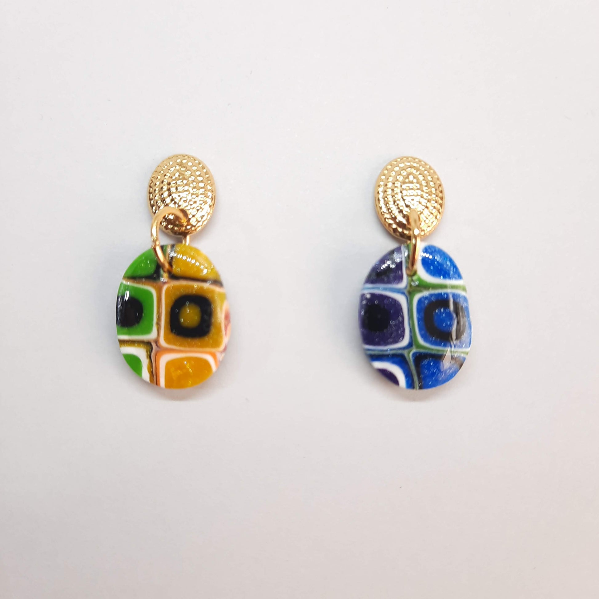 Pendientes Mimosa Arcoíris Con Base Dorada