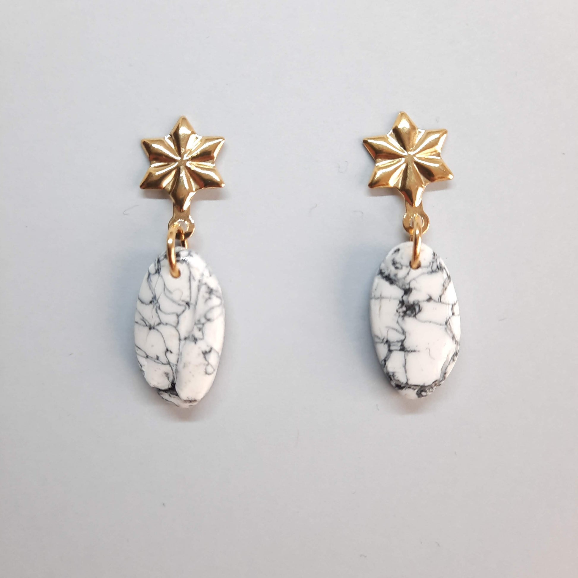 Pendientes Iris Blanco Mármol con Base Dorada
