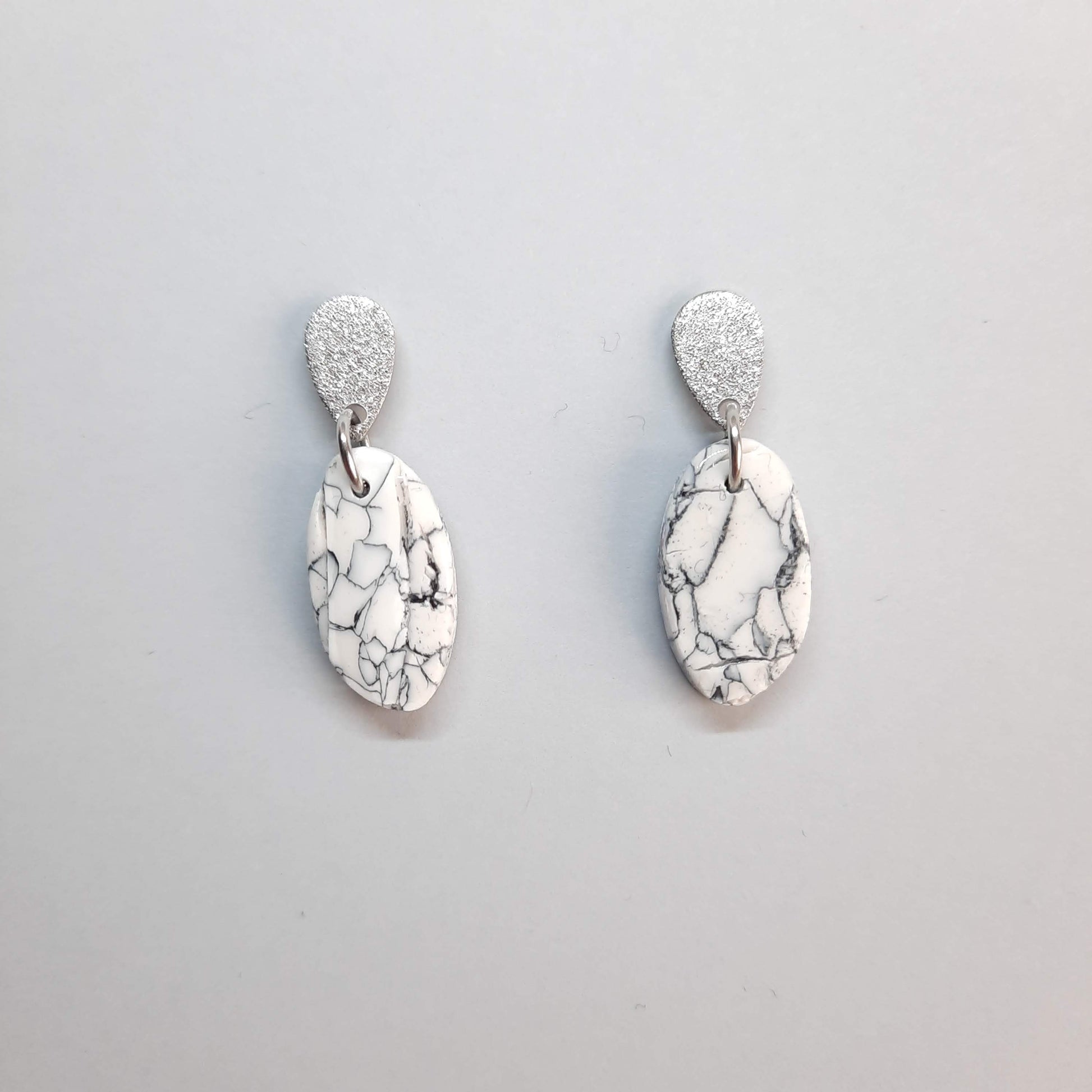 Pendientes Iris Blanco Mármol con Base Plateada