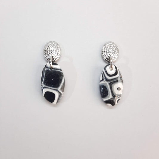 Pendientes Iris Negro Blanco con Base Acero
