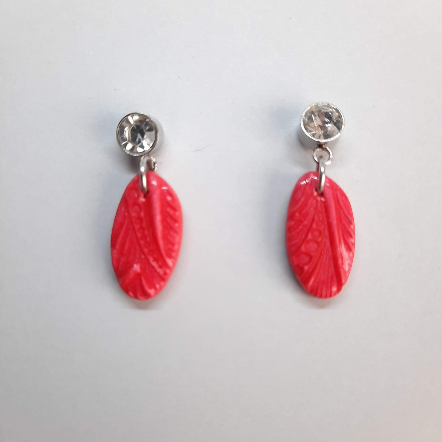 Pendientes Iris Rojos con Base Plateada y Strass