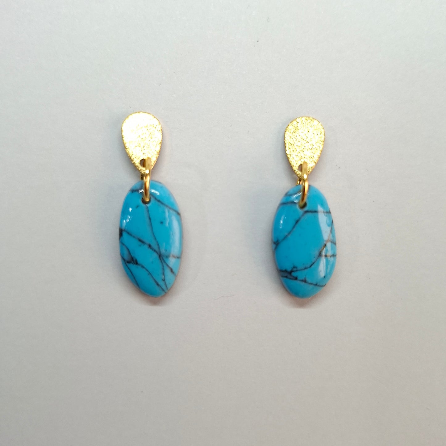 Pendientes Iris Turquesa con Base Dorada