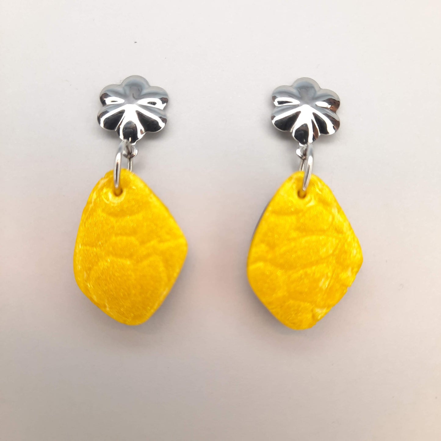 Pendientes Isabel Amarillos Con Base Plateada