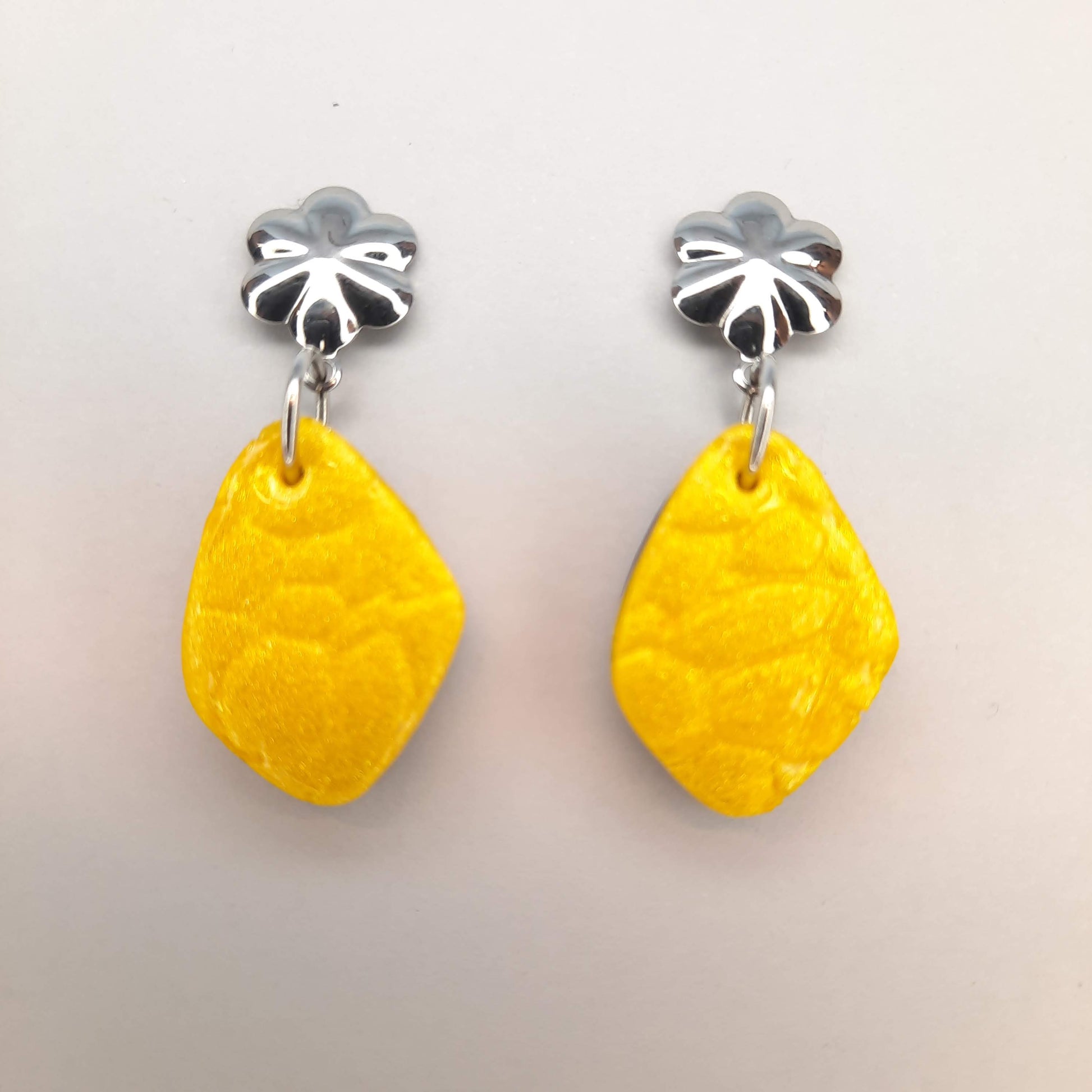 Pendientes Isabel Amarillos Con Base Plateada