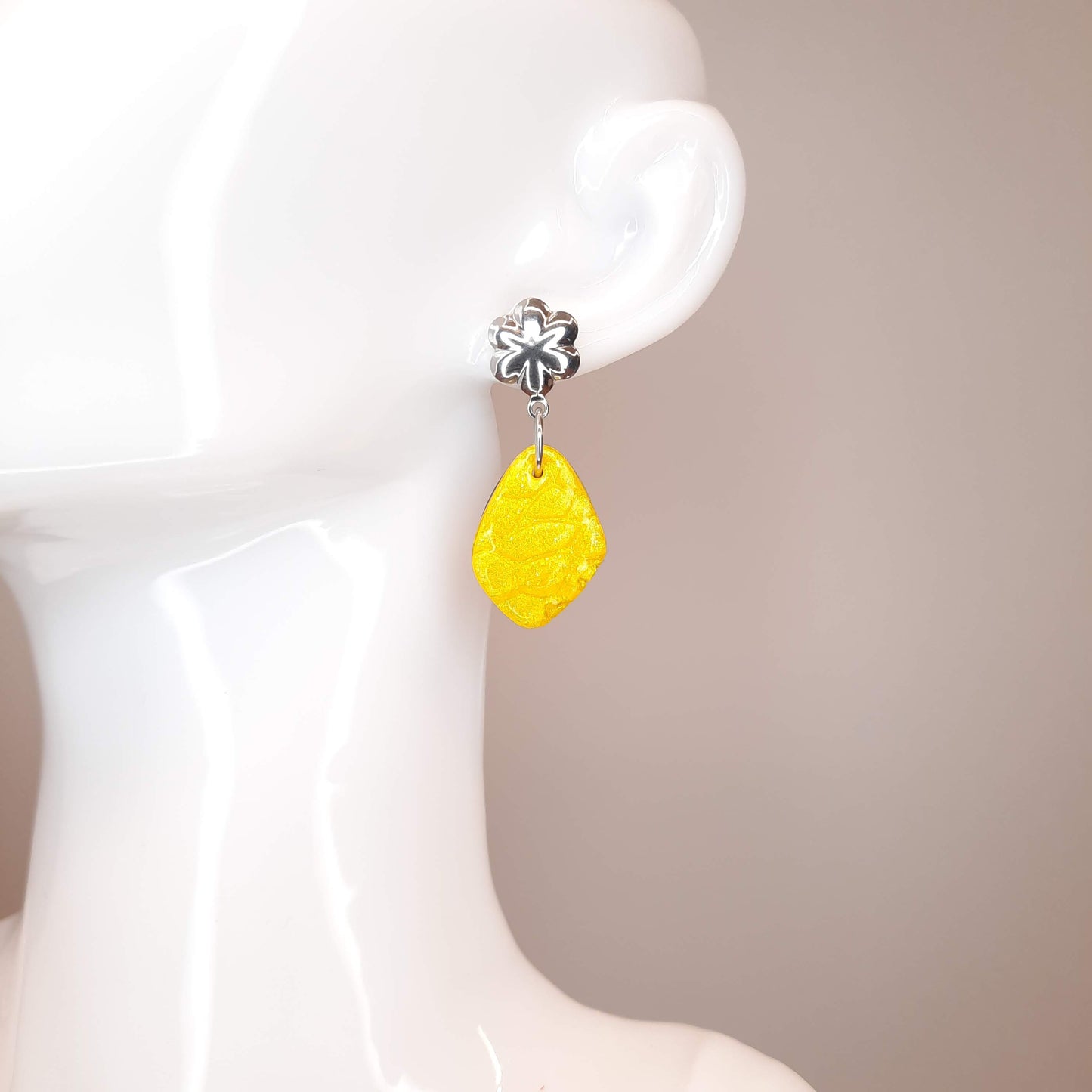 Pendientes Isabel Amarillos Con Base Plateada