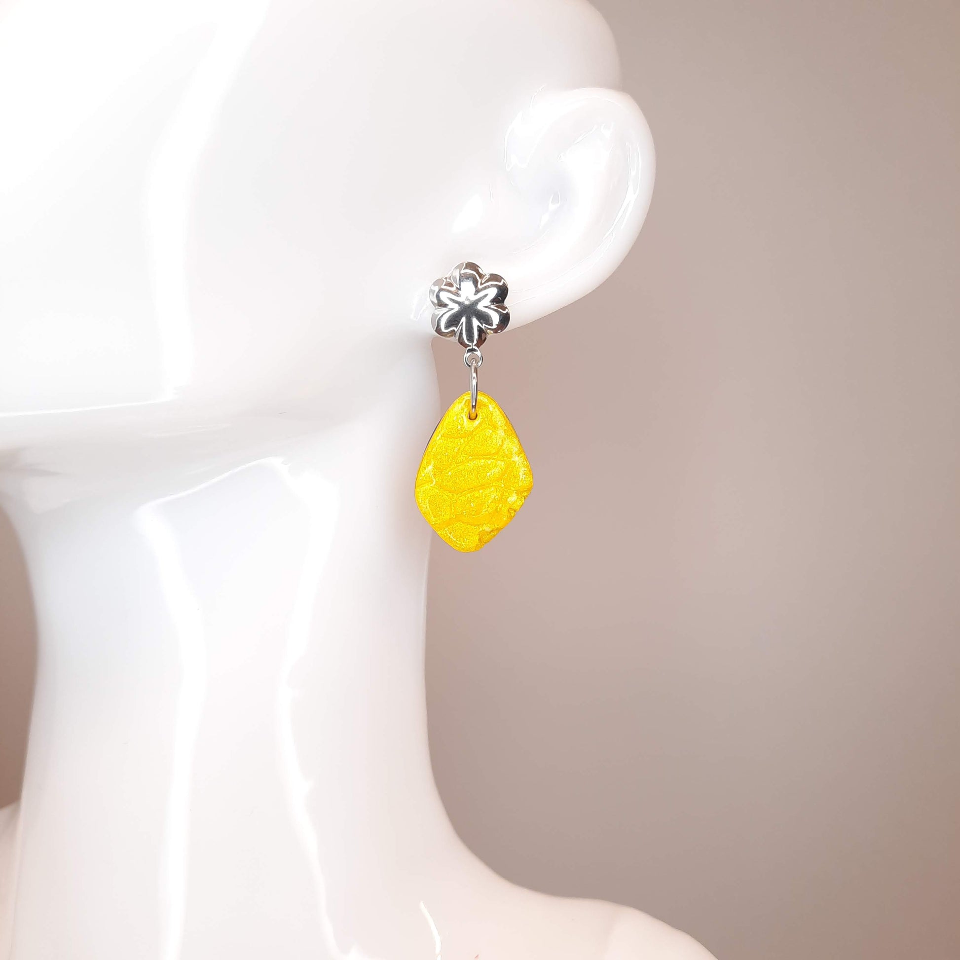 Pendientes Isabel Amarillos Con Base Plateada