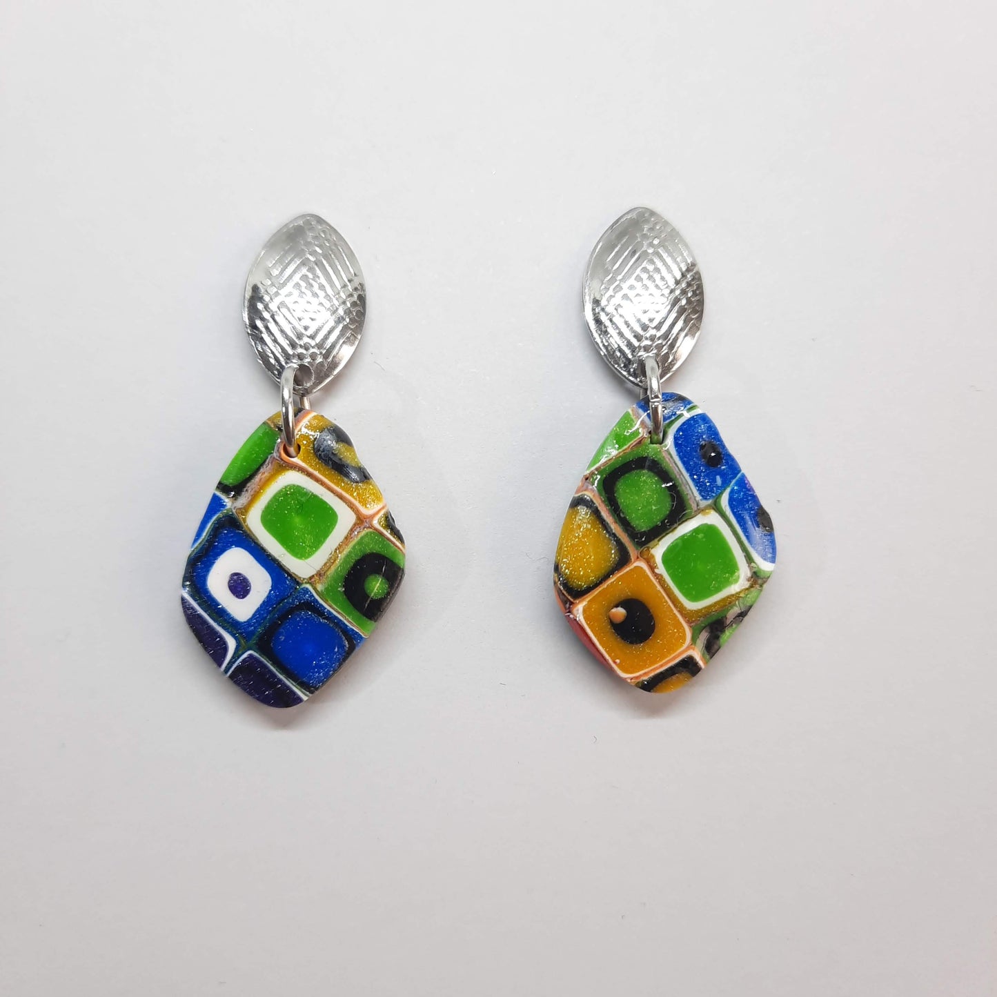 Pendientes Isabel Arcoíris con Base Plateada