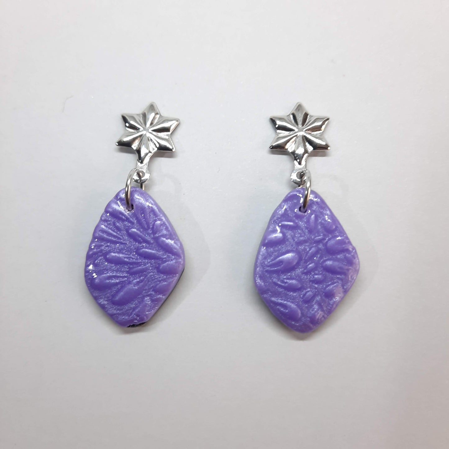 Pendientes Isabel Lila con Base Plateada