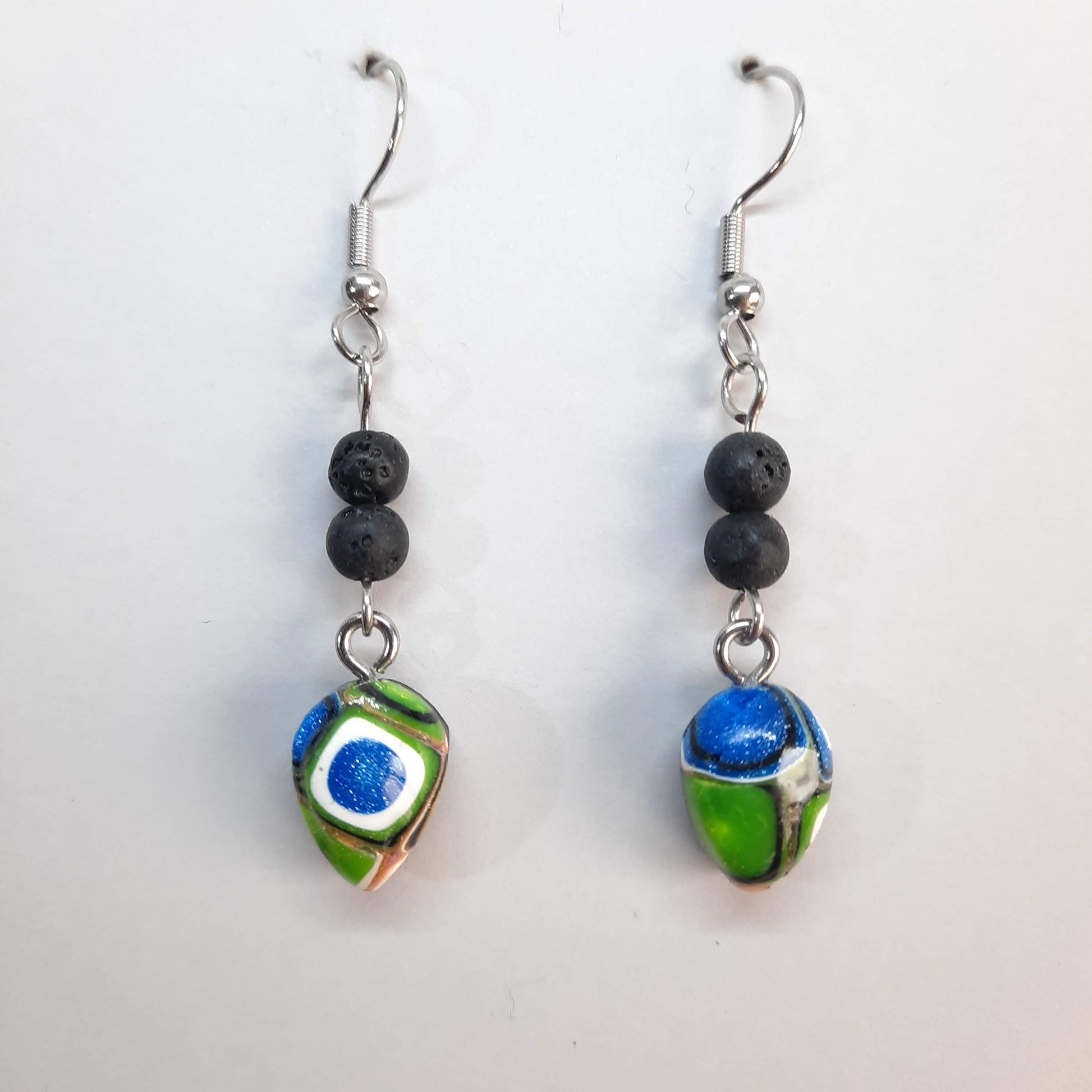 Pendientes Lágrima Arcoíris Con Ganchos Y Bolitas De Lava